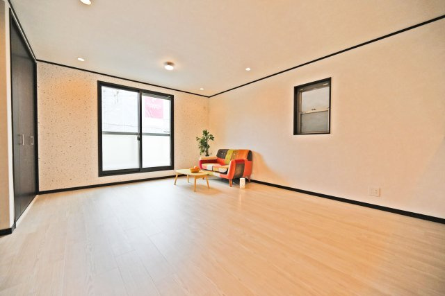 大阪市淀川区木川東１丁目中古一戸建て│4LDK＋駐車1台可の居間・リビング|東向きバルコニーに面したリビングダイニングは、陽光あふれる明るい空間が広がります。