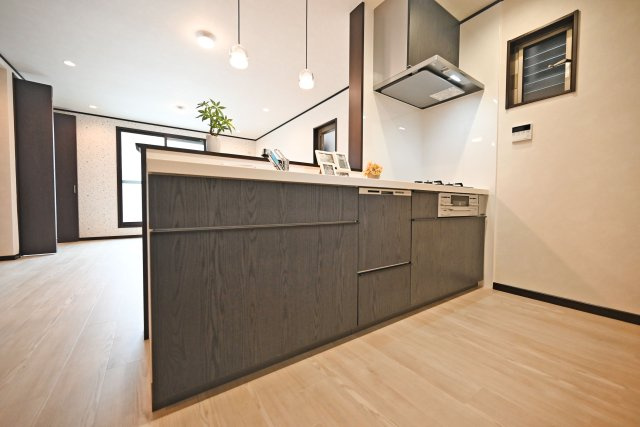 大阪市淀川区木川東１丁目中古一戸建て│4LDK＋駐車1台可のキッチン|キッチンからリビングを一望できる対面式のため、お子様の様子を見守りながら家事ができます。