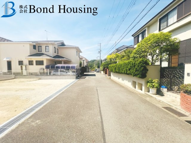 LDK20帖以上で広々　桃山台4丁目　新築2区画　1号棟の前面道路含む現地写真