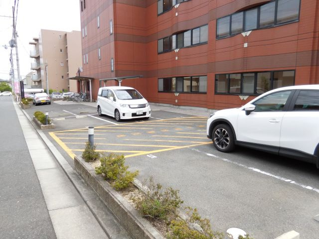 グランデ上牧の駐車場