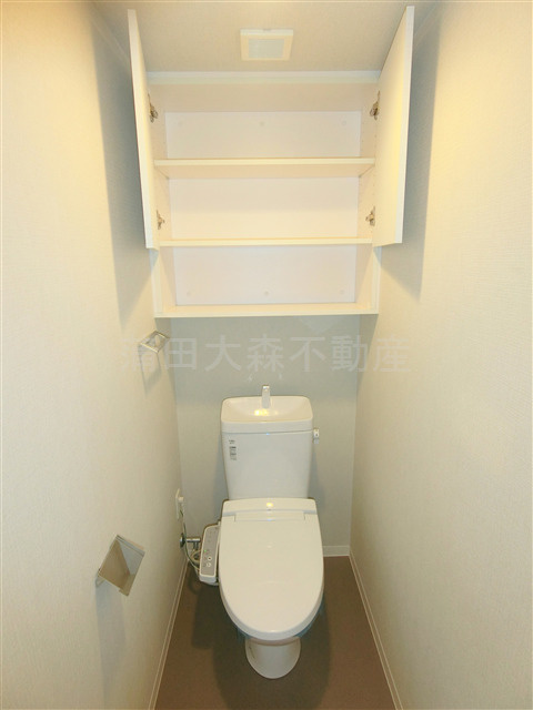 AXAS南蒲田アジールコートのトイレ|吊戸棚と温水洗浄便座付きのトイレ　