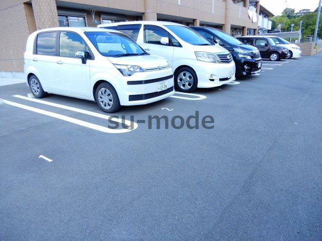 グレーシア緑ヶ丘の駐車場