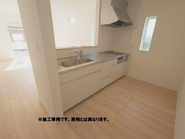 クレイドルガーデン高松市香川町大野第４　１号棟のキッチン|完成予想図
開放的な形状のため、部屋の中を見渡せる人気の対面式キッチンです。料理をしながらテレビを見ることもできますし、お子さまやペットの様子なども確認しやすいです。