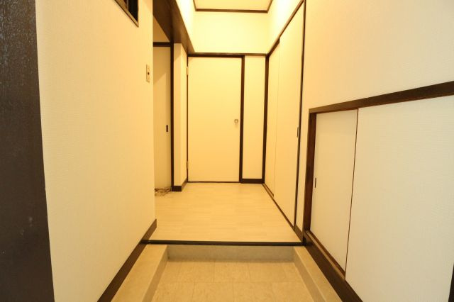 シャクドウマンションの玄関