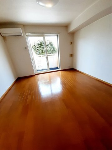【居間・リビング】 | コルティーレ太寺Ⅱ | こちらのリビングで趣味の時間をお楽しみください