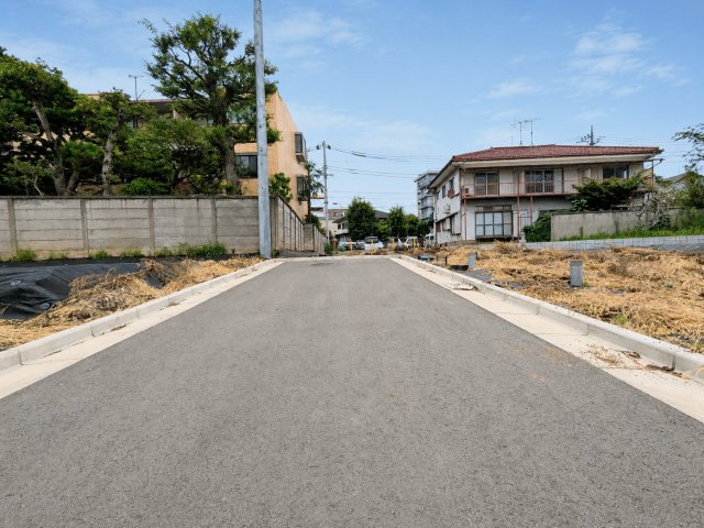 中野区沼袋4丁目　建築条件付き売地　全5区画の前面道路含む現地写真|2026.08.30撮影

現地ご見学希望・資料請求などお気軽にお問い合わせ下さい！
03-5990-5201