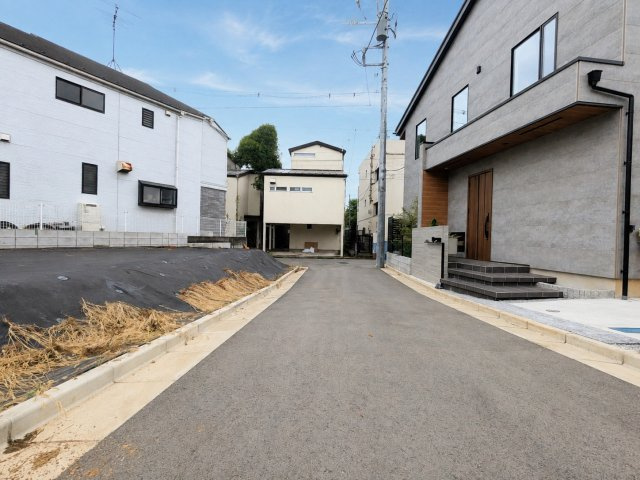 中野区沼袋4丁目　建築条件付き売地　全5区画の前面道路含む現地写真|2026.08.30撮影

現地ご見学希望・資料請求などお気軽にお問い合わせ下さい！
03-5990-5201
