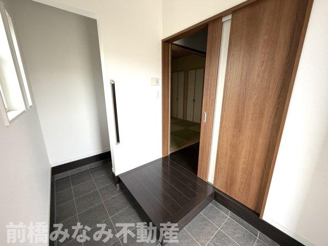 【中古】高崎市吉井町吉井　４LDK＋Sの玄関|明るい玄関です