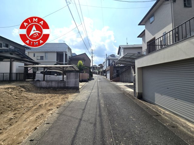大野城市平野台4丁目第7-1棟（1号棟）の前面道路含む現地写真|前面道路は閑静な住宅地をはしる車通りの少ない道路。お車の出し入れが苦手なママや小さなお子様にも安心ですね。しっかり舗装もされているので、ベビーカーや自転車で通っても快適に通行できます。