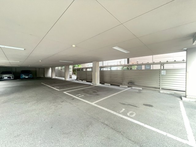 メゾン飛鳥の駐車場