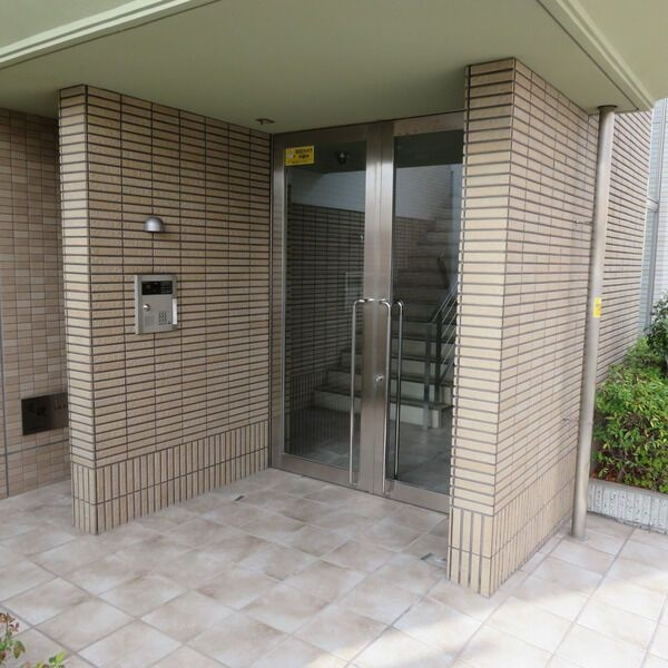 ピースコート園田のエントランス|清潔なエントランスです