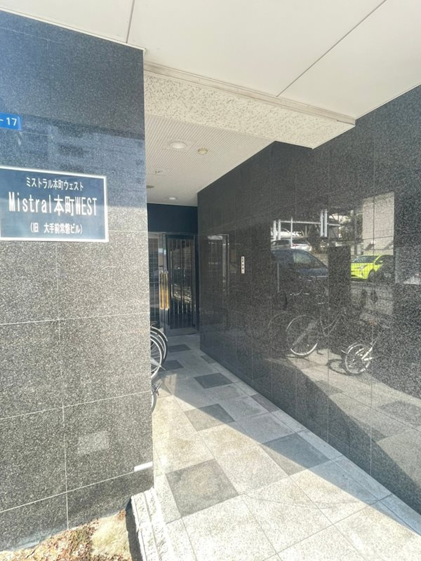 ミストラル本町ウエストのエントランス