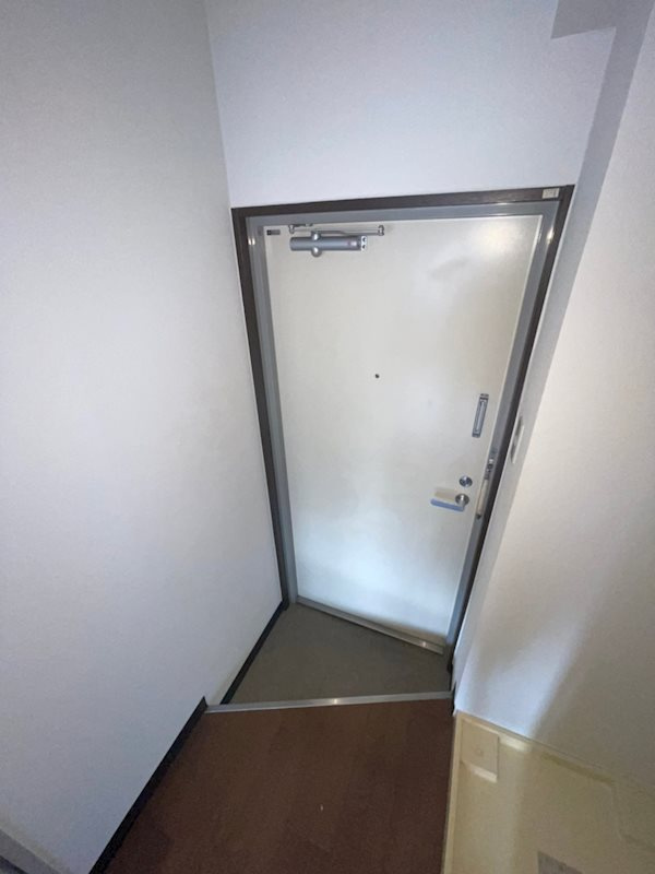ミストラル本町ウエストの玄関