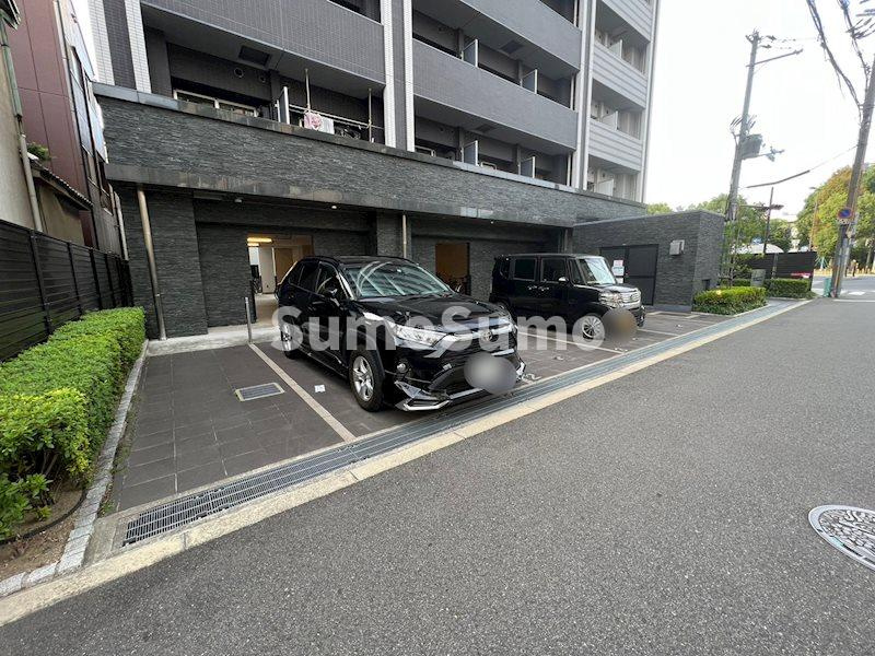 レジュールアッシュ九条の駐車場