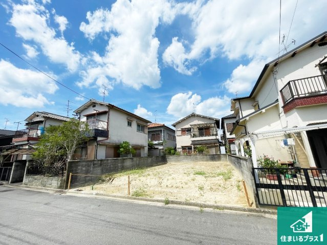木津川市木津南後背　第7期　新築一戸建ての前面道路含む現地写真|清潔感のある洗面台です。フラットな鏡は掃除がしやすく毎日清潔！鏡裏には収納があるのでスッキリとした洗面台が保てます。