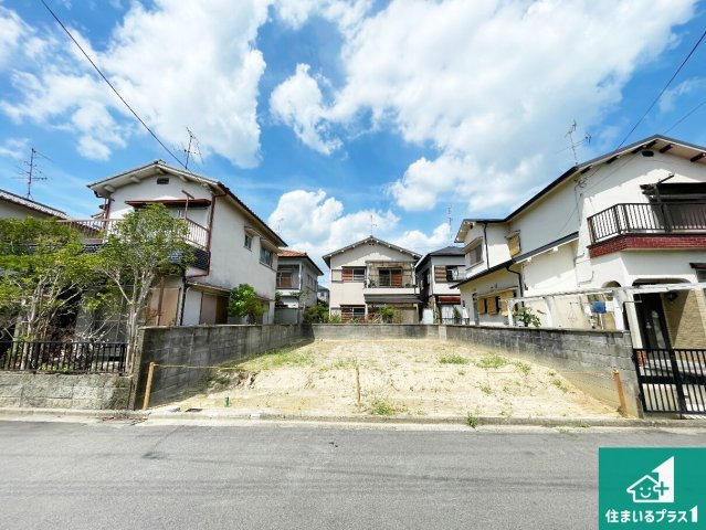 木津川市木津南後背　第7期　新築一戸建ての前面道路含む現地写真|広く明るい、リビングは子育て中のお母さんも安心の対面キッチン。忙しいお母さんに嬉しい水回りが集約された家事導線が短く済む設計！
