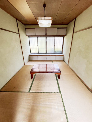 DY諏訪野町貸家の寝室|広くて明るい寝室