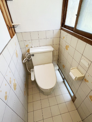 DY諏訪野町貸家のトイレ|落ち着いた色調のトイレです