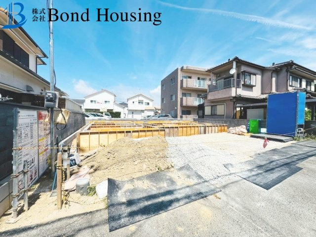 LDK21帖超　駐車並列３台　大久保町大窪　新築戸建の駐車場