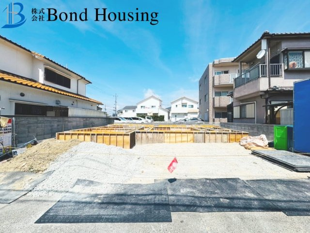 LDK21帖超　駐車並列３台　大久保町大窪　新築戸建の外観