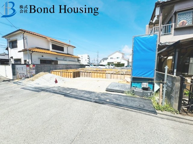 LDK21帖超　駐車並列３台　大久保町大窪　新築戸建の前面道路含む現地写真