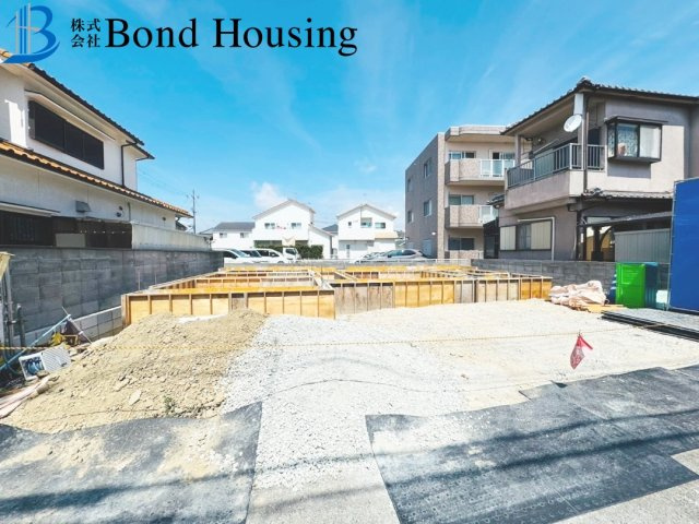 LDK21帖超　駐車並列３台　大久保町大窪　新築戸建の駐車場