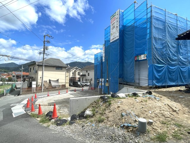 カーサ・ヴェルディ新築戸建て亀山４丁目No.8B-2の外観|No.8B-2施工中の外観写真です。駐車スペースは並列で４台駐車可能です！２０２６年８月２２日撮影写真