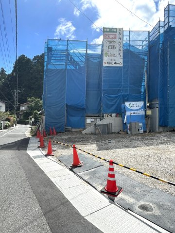 カーサ・ヴェルディ新築戸建て亀山４丁目No.8B-2の前面道路含む現地写真|対象地２区画の前面道路と現地駐車スペースです。２０２６年８月２２日撮影写真