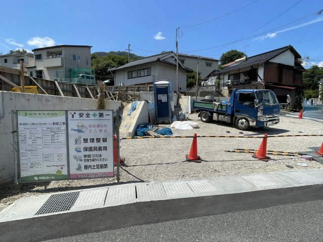 カーサ・ヴェルディ新築戸建て亀山４丁目No.8B-2の前面道路含む現地写真|対象地２区画の前面道路と現地駐車スペースです。２０２６年８月２２日撮影写真
