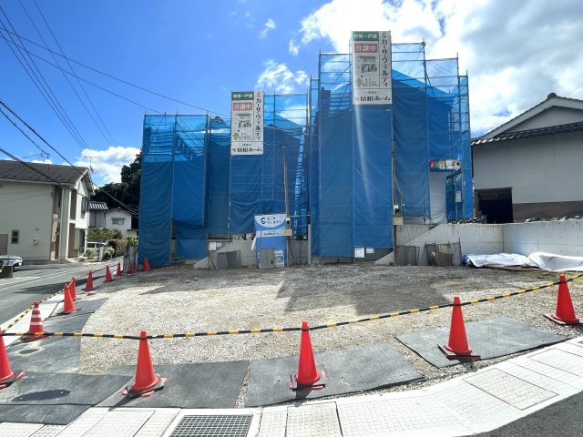 カーサ・ヴェルディ新築戸建て亀山４丁目No.8B-2の前面道路含む現地写真|対象地２区画の前面道路と現地駐車スペースです。２０２６年８月２２日撮影写真
