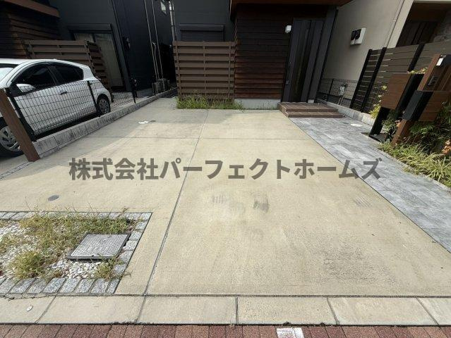 森南1丁目戸建　賃貸の駐車場|車をお持ちの方に嬉しい駐車場付きの物件です
