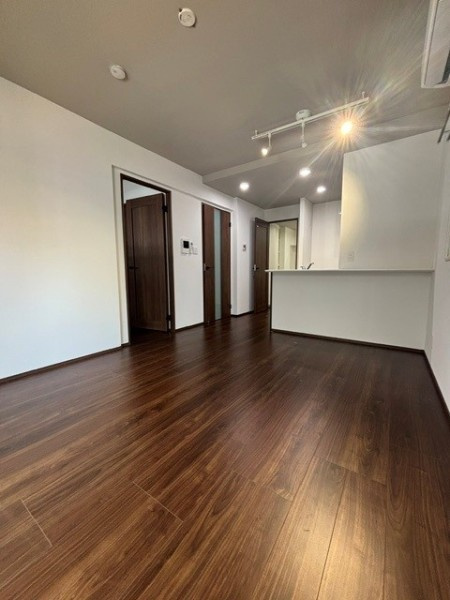 Ｔｈｅ　Ｓｈｉｎａｇａｗａ　Ｅａｓｔ　Ｒｅｓｉｄｅｎｃｅの居間・リビング|こちらの居間で趣味の時間をお楽しみください