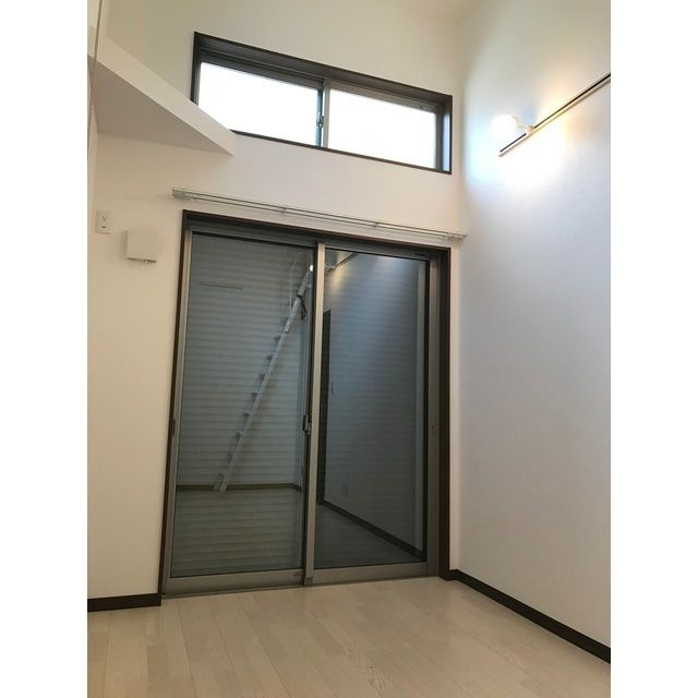 横浜市金沢区富岡東６丁目のアパートの居間・リビング