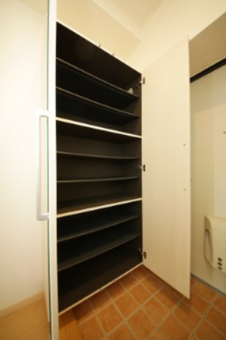 ガーデンヒルズ上ノ山1の収納|別部屋反転間取りのお写真となります。