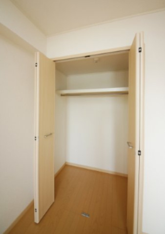 ガーデンヒルズ上ノ山1の収納|別部屋反転間取りのお写真となります。