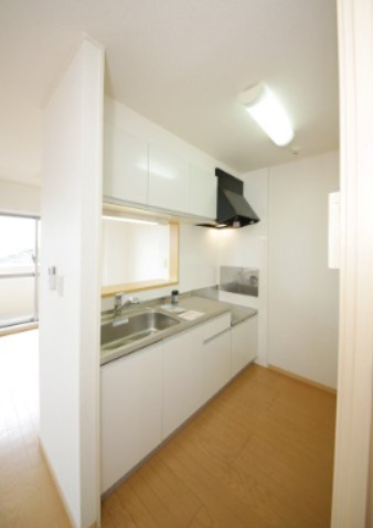 ガーデンヒルズ上ノ山1のキッチン|別部屋反転間取りの写真となります。