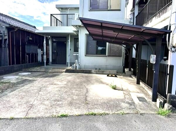 苅外山貸家の駐車場