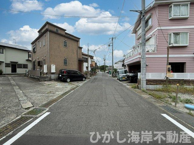 平塚市黒部丘　新築戸建　全２棟の前面道路含む現地写真|8月29日撮影　建築前　現地外観