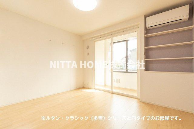 豊岡市塩津町のアパートの居間・リビング|【完成イメージ】１１．６帖の広めの洋室になります★