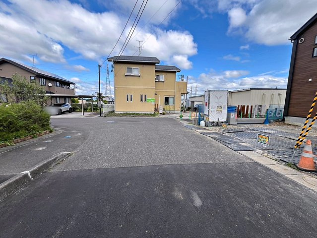 新築戸建・新築建売　郡山市日和田町字南原　日和田小・日和田中の前面道路含む現地写真|前面道路　北側幅員8.9ｍ公道
