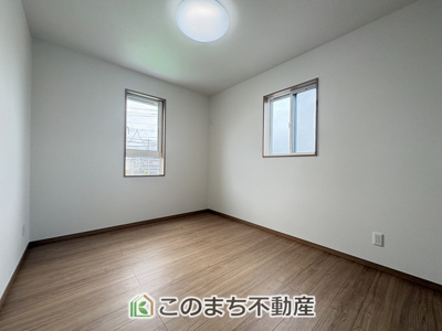 【洋室】 | クライン佐野市植上町第3期　 | 同社施工物件写真。※建具やフローリング、その他仕様が異なる場合がございます。