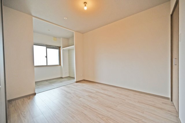 グランコート西中島の子供部屋|洋室約5帖
お子さまの成長に合わせて、学習机やベッドを無理なくレイアウトできる居室です。