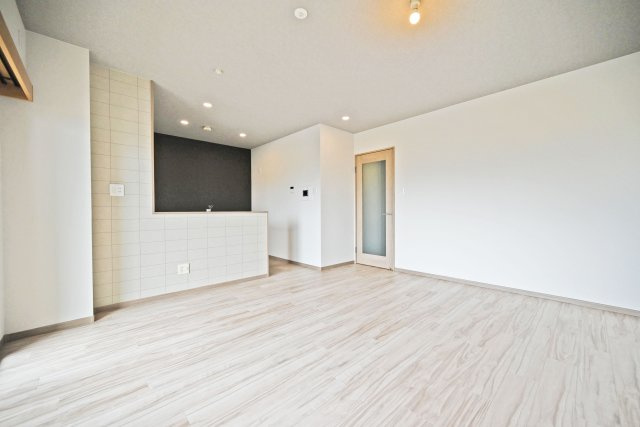 グランコート西中島の居間・リビング|キッチンからリビングを見渡しやすい、一体感のある開放的な住空間です。家族の気配を感じながらお過ごしいただけます。