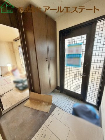姫路市城見台３丁目　　　中古戸建の玄関|※室内リフォーム前画像となります。(2026/10/8　撮影)　
リフォーム後、さらに美しい室内に仕上げてからのお引渡しです！