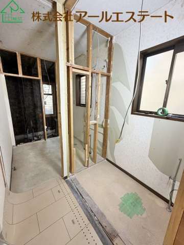 姫路市城見台３丁目　　　中古戸建の独立洗面台|※室内リフォーム前画像となります。(2026/10/8　撮影)　
リフォーム後、さらに美しい室内に仕上げてからのお引渡しです！