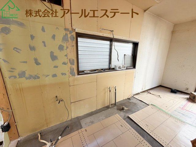 姫路市城見台３丁目　　　中古戸建のキッチン|※室内リフォーム前画像となります。(2026/10/8　撮影)　
リフォーム後、さらに美しい室内に仕上げてからのお引渡しです！