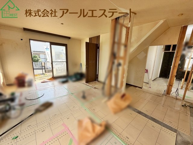 姫路市城見台３丁目　　　中古戸建の居間・リビング|※室内リフォーム前画像となります。(2026/10/8　撮影)　
リフォーム後、さらに美しい室内に仕上げてからのお引渡しです！