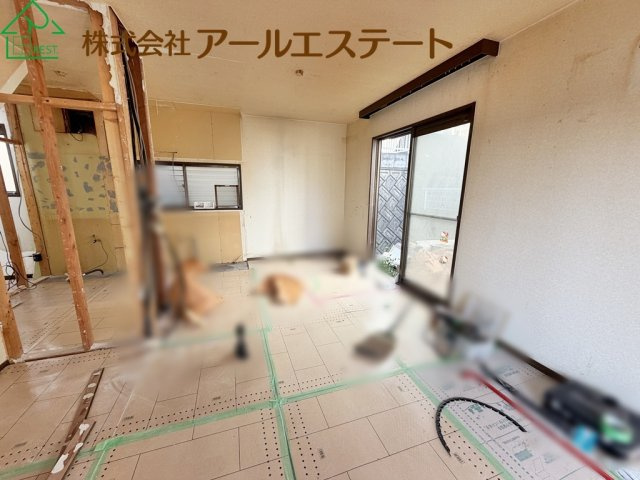 姫路市城見台３丁目　　　中古戸建の居間・リビング|※室内リフォーム前画像となります。(2026/10/8　撮影)　
リフォーム後、さらに美しい室内に仕上げてからのお引渡しです！