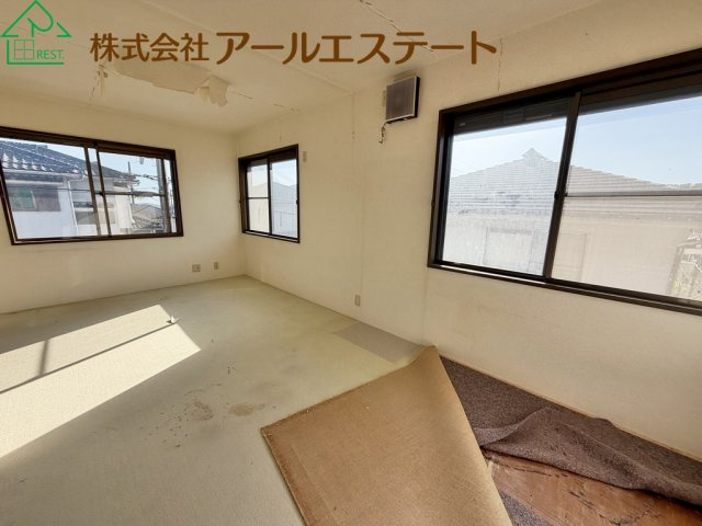 姫路市城見台３丁目　　　中古戸建の洋室|※室内リフォーム前画像となります。(2026/10/8　撮影)　
リフォーム後、さらに美しい室内に仕上げてからのお引渡しです！