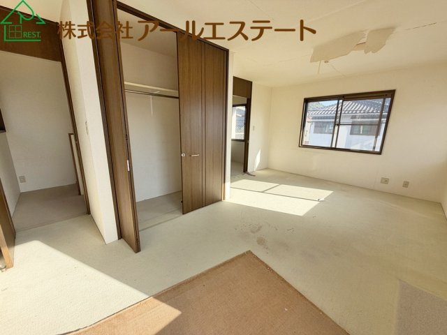 姫路市城見台３丁目　　　中古戸建の洋室|※室内リフォーム前画像となります。(2026/10/8　撮影)　
リフォーム後、さらに美しい室内に仕上げてからのお引渡しです！